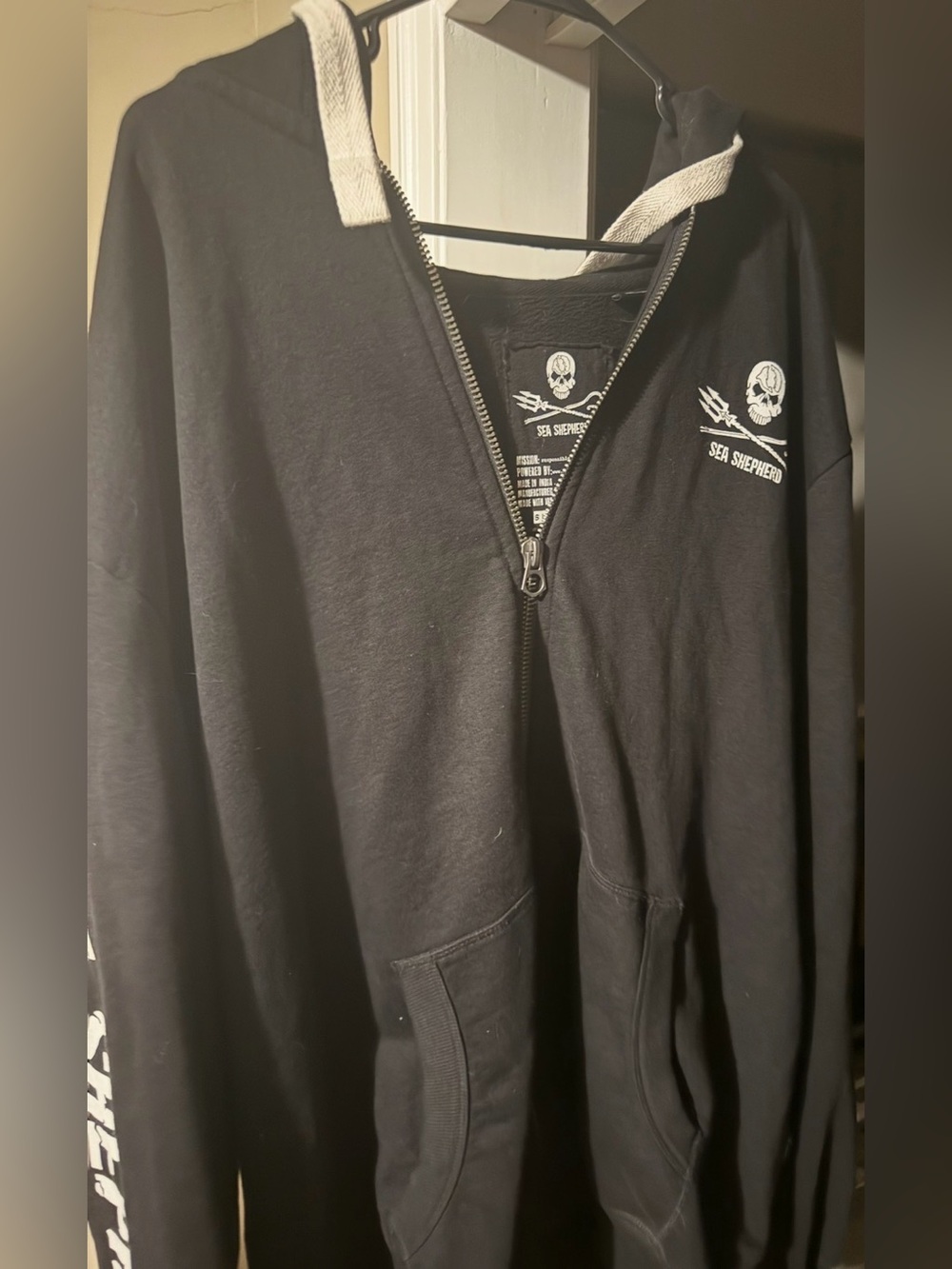 Sea Shepard’s 4XL Men’s Black Zip-Up Hoodie Sweater